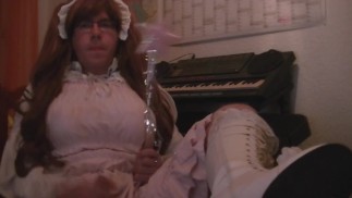 Gothic-Mädchen macht sich auf Pornos