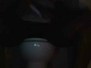 BBW plays with WET pussy on toilet.