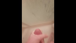 Teniendo un buen tirón en la ducha