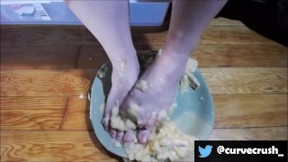 Esmagando banana entre os dedos dos pés