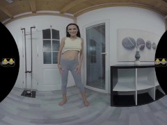 VIRTUALPEE - Nicol Love In Yoga Pants - Screenshot 2 of 16 - Virtual Reality Porn