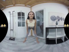 VIRTUALPEE - Nicol Love In Yoga Pants - Screenshot 3 of 16 - Vr Porn