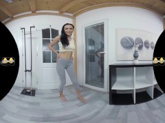 VIRTUALPEE - Nicol Love In Yoga Pants - Screenshot 7 of 16 - Virtual Reality Porn