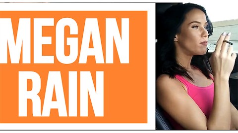 Megan Rain fuma sin rodeos en el coche