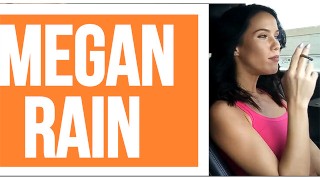 Megan Rain rookt bot in de auto