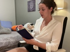 Video Voyeur of sexy brunette reading a hot romance novel and getting off to it