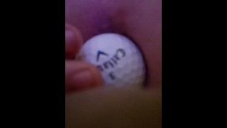 Enfiando uma bola de golfe na minha bunda pela primeira vez