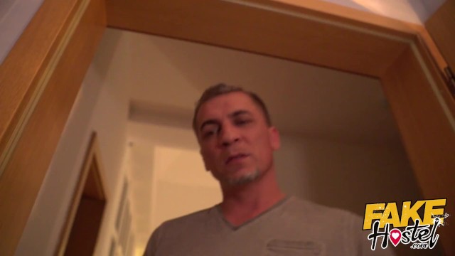 Fake Hostel被困在床下2万圣节色情特辑