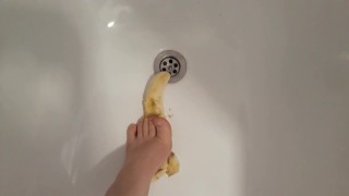 Pisando sua banana com meus pés