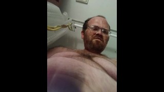 Masturbação no banheiro acariciando meu pau