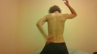 Топлесс Трансгёрл Трясет Собственными Руками За Спиной