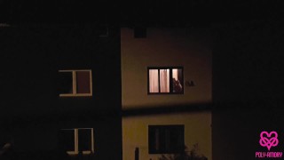 ビデオ #79 窓から 2 人のレズビアンをスパイし、彼らを訪ねる
