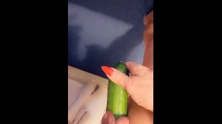 Uks langste schaamlippen houdt van komkommer!
