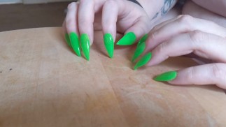 Постукивание длинными зелеными ногтями