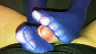Любительское футфетиш #33 сексуальная милфа синие колготки, балбаст, сперма на ноги!!