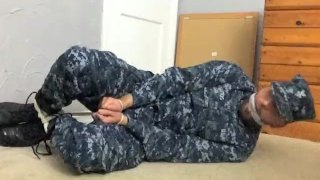 Navy-Typ Gefesselt Und Mit Socken Geknebelt