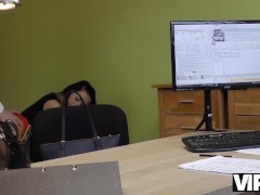 VIP4K. Die langhaarige Brunette Inga Devil kommt zu einer kleinen