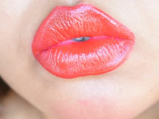 Grandi Labbra Rosse Imbronciate: Arricciature Delle Labbra e Rumori Di Baci