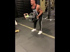 Hot muscle stud Traning in the gym 