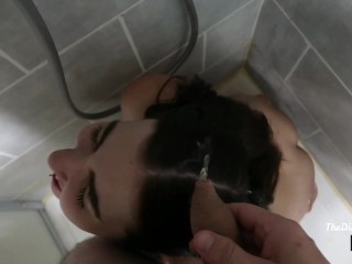 離散的なフランスのカムガールは彼女の髪をすすぎさせる-小便で洗う-GOLDEN POV