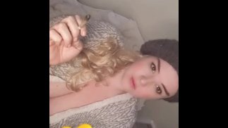 Симпатичная блондинка курит для тебя! 
