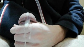 Возбуждающая мастурбация в приватной комнате туалета