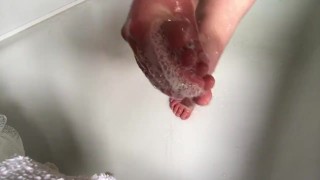 Sarah pies en la ducha. Frotando jabón en los pies. 