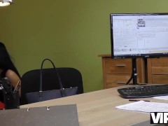 VIP4K. Inga Devil non si aspettava mai sesso per denaro con estranei