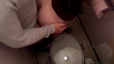 [] Une prof trop bonne se fait baiser dans les WC du lycée