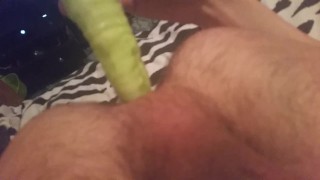 Erg magere duwt komkommer in zijn kleine anus
