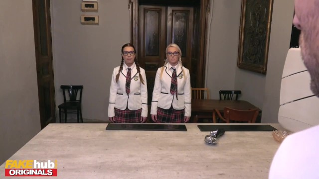Dos colegialas en trio xxx