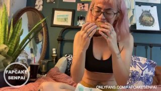 No Nut November Challenge - девушка без макияжа ест гигантский гамбургер