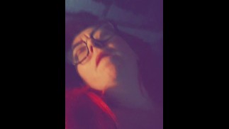 Geile MILF schleicht sich davon, um ihre Muschi zu reiben und zu fingern, während sie raucht