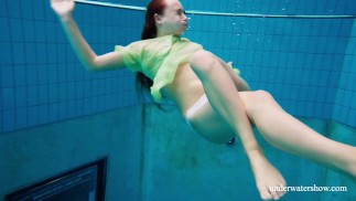 Нина Мохнатка показывает волосатую киску