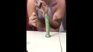 Stoner Milf курит и скачет на фаллоимитаторе на столе