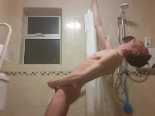 Extrem Dünnes Teen Masturbiert Und Nimmt Eine Dampfende Dusche (sexy Körper)