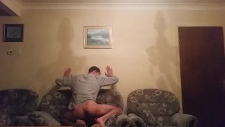 Очень возбужденный худенький подросток отчаянно хочет член в задницу