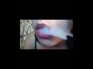 Lábios Da Rainha do Fumar