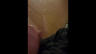 Masturbandosi sotto il portico 