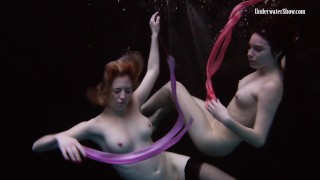 Chicas calientes bajo el agua nadando desnudas
