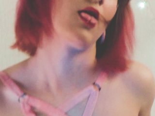 Dead Butterfly Трахает киску большим дилдо и вибратором пока не кончит