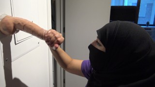 Hijab-Jungfrau Genießt Großen Weißen SCHWANZ
