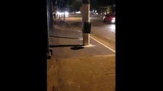 Novinha Não Se Importa De Chupar Na Calçada Da Avenida Com Vários Carros Passando