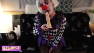 Verlegen clown slet zuigt en neukt dildo PREVIEW