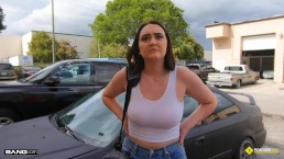 Roadside - Busty Teen naturale scopa il suo meccanico