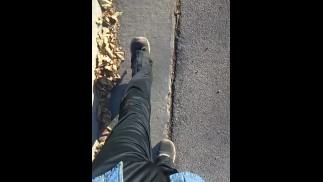 Трансгёрл, Гуляющая На Улице, Без Ничего Под Штанами С Сигаретой