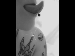 Babygirl_goth Mostrando Piercing Na Língua no Snapchat