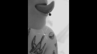  Babygirl_goth показ пирсинга языка в Snapchat