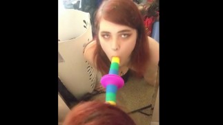 T-Girl MoxxiMewws 吮吸并操她的假阳具
