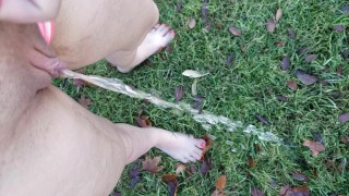 Longue Matinée Pisse Dehors Dans L'herbe